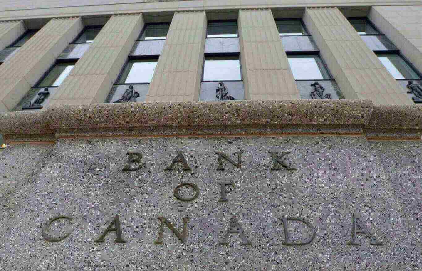  Bank of Canada Cuts Economic Outlook Owing to Low Oil Prices